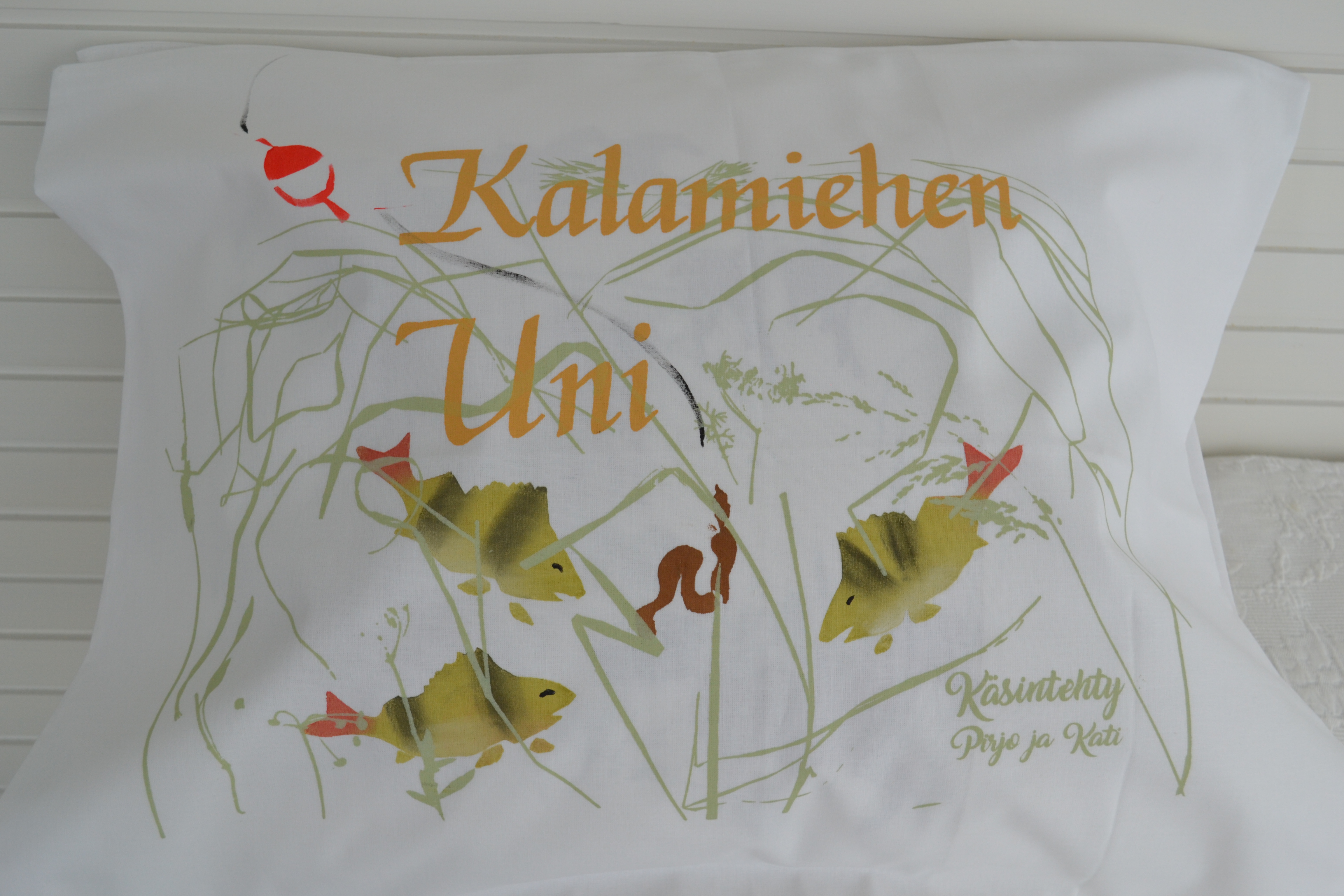 Käsinpainettu Kalamiehen uni – Ahvenet-tyynyliina