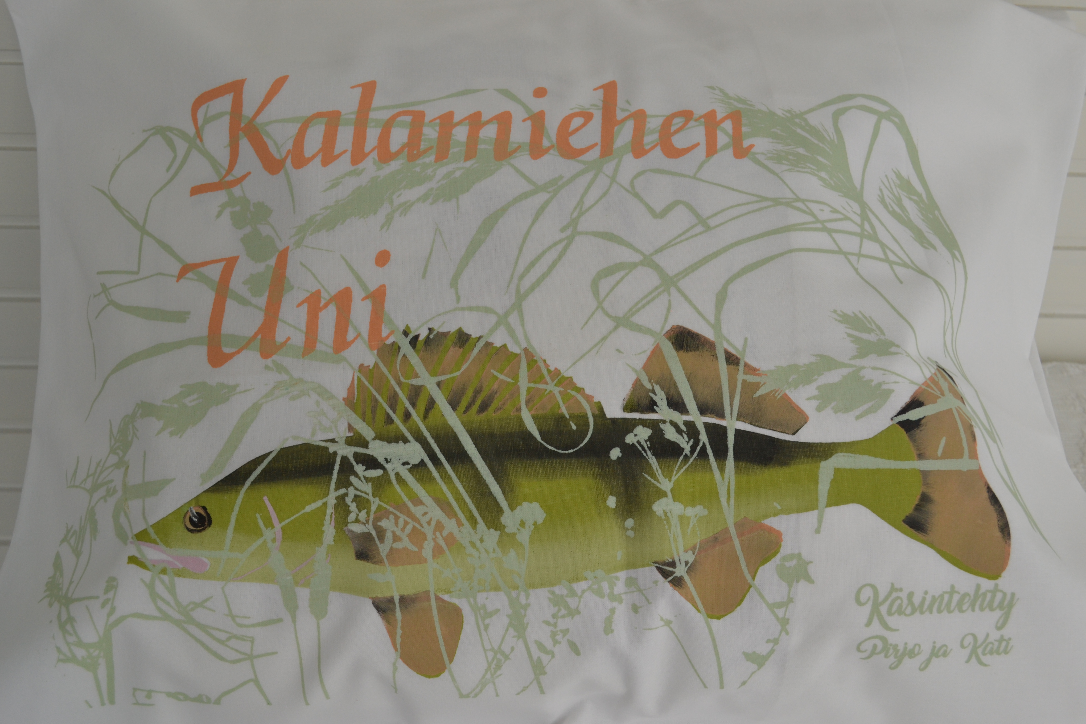 Käsinpainettu Kalamiehen uni – Kuha-tyynyliina