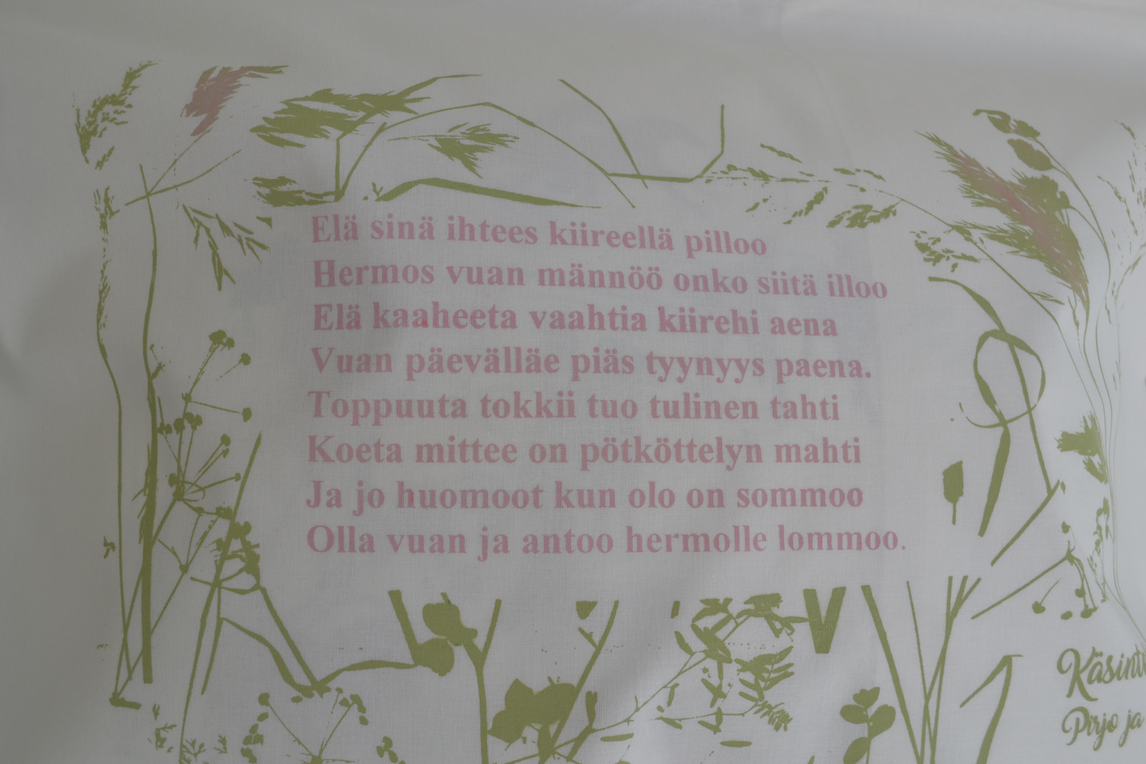 Käsinpainettu Elä sinä ihtees…-tyynyliina