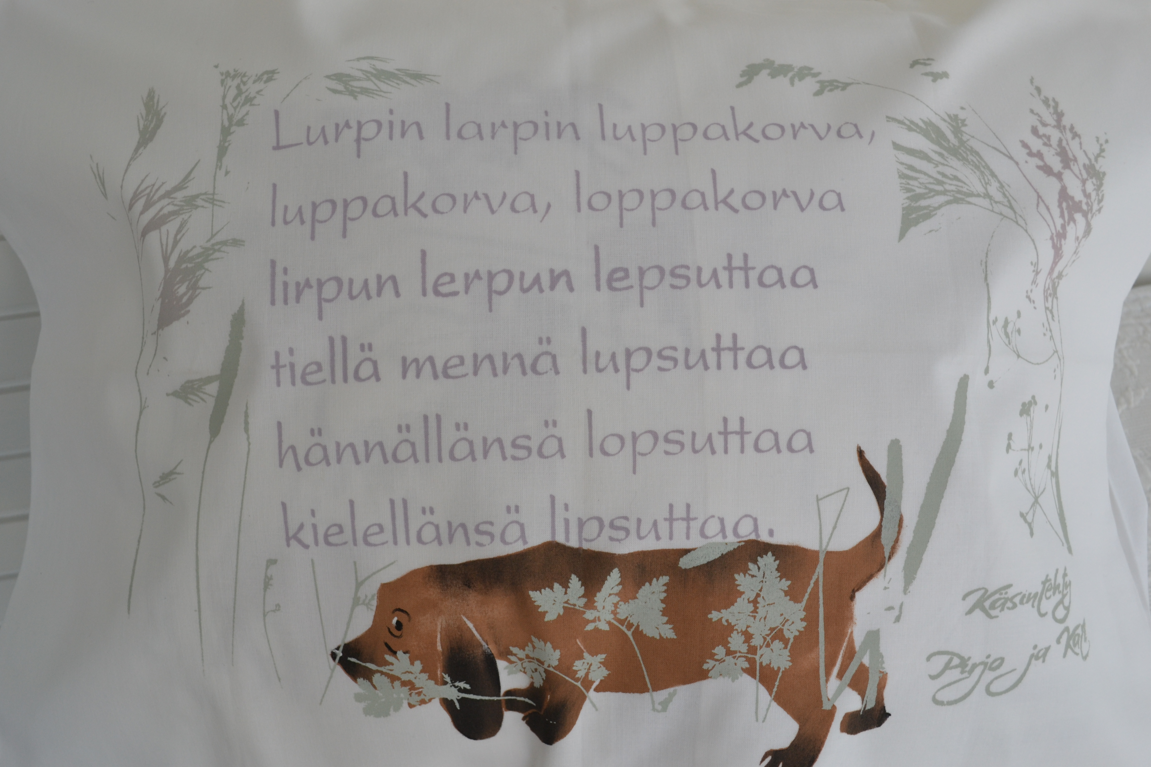 Käsinpainettu Lurpin larpin luppakorva-tyynyliina