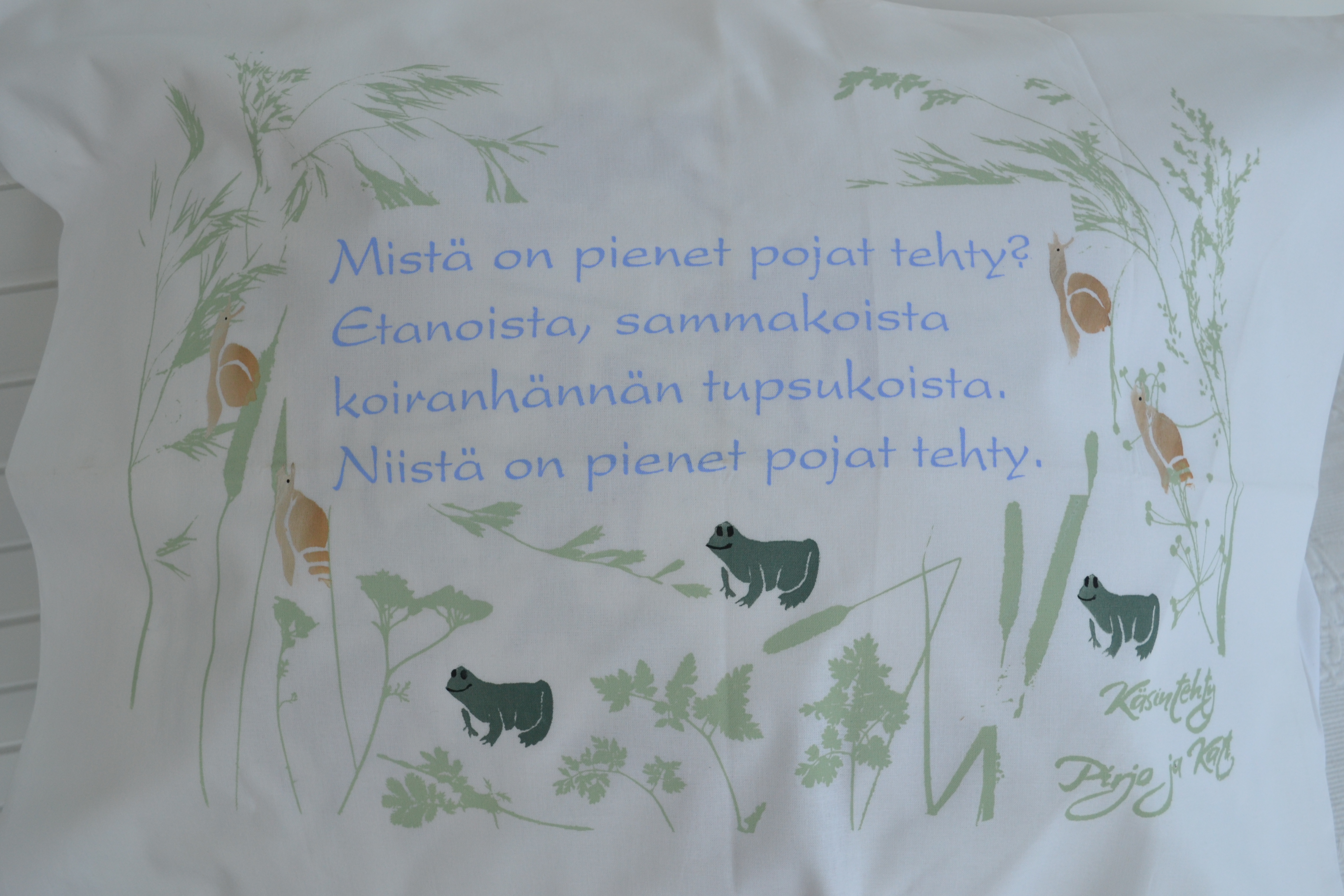 Käsinpainettu Mistä on pienet pojat tehty-tyynyliina