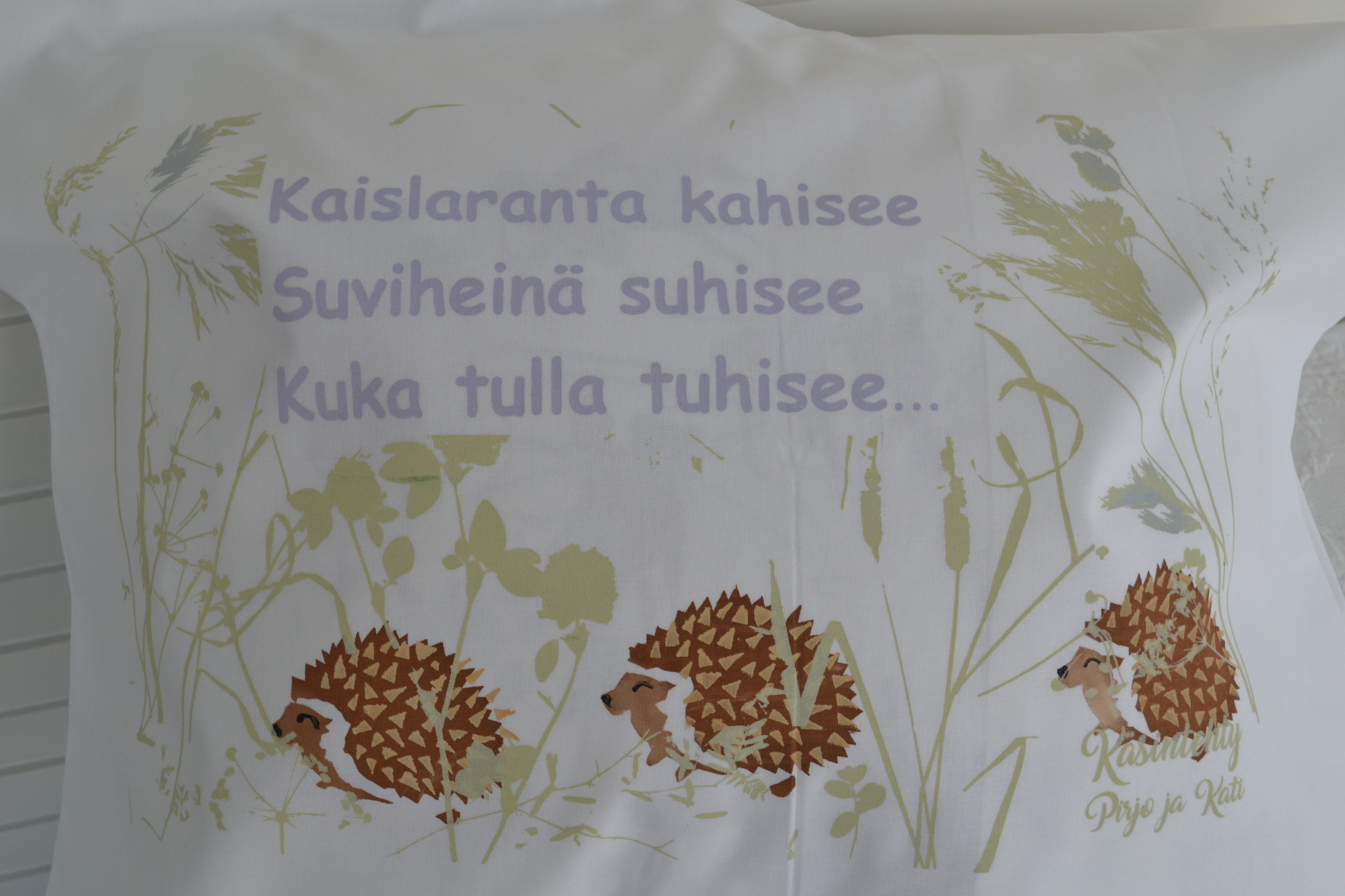 Käsinpainettu Siilit-tyynyliina