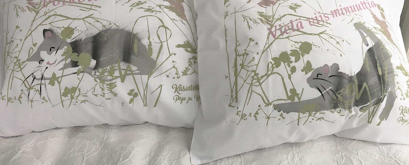Käsinpainettuja tyynyliinoja