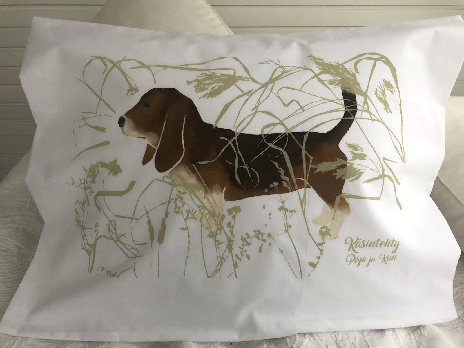 Käsinpainettu Basset -tyynyliina