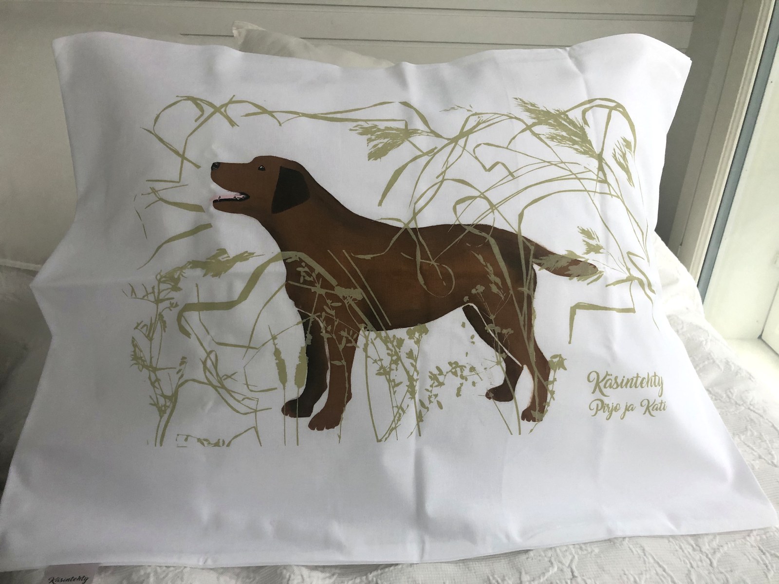 Käsinpainettu Labradorinnoutaja – suklaanruskea -tyynyliina