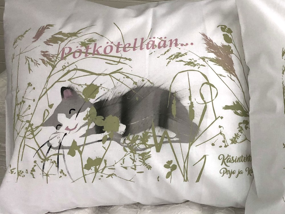 Kissat – käsinpainettu tyynyliina