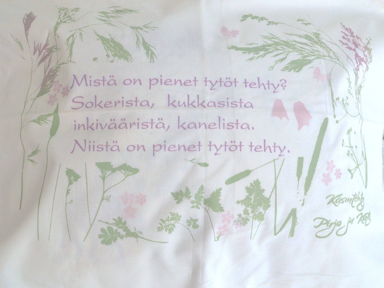 Käsinpainettu Mistä on pienet tytöt tehty -tyynyliina